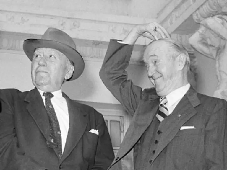 Auf-der-zweiten-USA-Tour-wird-er-zusammen-mit-Stan-Laurel-r-von-Mack-Sennett-l-entdeckt-und-nach-Hollywood-eingeladen