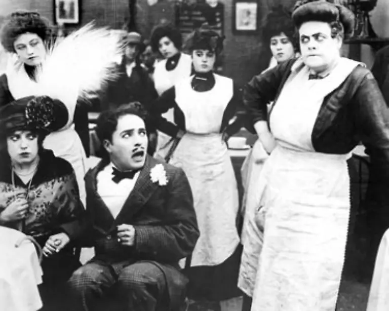 Fortan-tritt-er-in-dessen-Slapstick-Filmen-der-Keystone-Filmgesellschaft-auf-Doch-schon-bald-versucht-er-den-Filmen-seinen-eigenen-Stempel-aufzudruecken