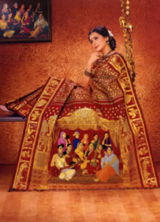 Teuerster-Sari-Der-von-Chennai-Silks-Indien-aus-Seide-gefertigte-und-mit-Reproduktionen-von-elf-Gemaelden-des-beruehmten-indischen-Kuenstlers-Raja-Ravi-Varma-versehene-Sari-wurde-im-Januar-2008-fuer-umgerechnet-rund-60-000-Euro-verkauft