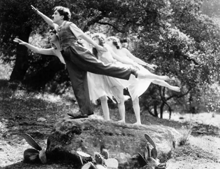 Er-uebernimmt-schon-bald-neben-der-Hauptrolle-auch-Regie-Drehbuch-und-Schnitt-seiner-Filme