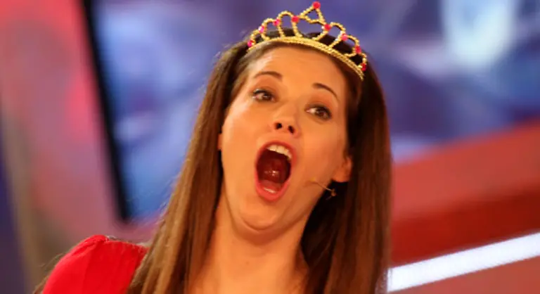 Lauteste-Ruelpser-Paul-Hunn-GB-ruelpste-im-Buero-von-Guinness-World-Records-vor-einem-geeichten-Schallmessgeraet-mit-einer-Lautstaerke-von-104-9-dB-Der-lauteste-Ruelpser-einer-Frau-mass-104-75-dB-und-wurde-von-Jodie-Parks-Bild-ausgestossen