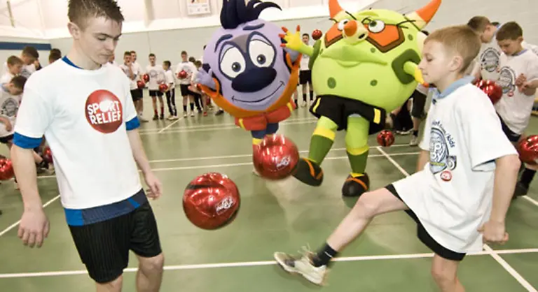 Groesste-Fussballjonglage-Gruppe-Im-Maerz-2008-hielten-634-Personen-einen-Fussball-in-der-Luft-ohne-dabei-die-Haende-zu-benutzen-Die-Teilnehmer-waren-gleichzeitig-an-verschiedenen-Veranstaltungsorten-aktiv