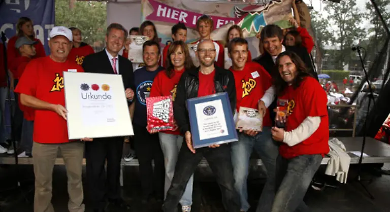 Groesster-Rap-Der-groesste-Rap-der-Welt-wurde-im-August-2007-in-Buchholz-i-d-Nordheide-Deutschland-organisiert-Insgesamt-1597-Schueler-rappten-gemeinsam-mit-der-Band-Junge-Dichter-und-Denker-Goethes-Erlkoenig-den-diese-mit-eigener-Musik-vertont-hatte