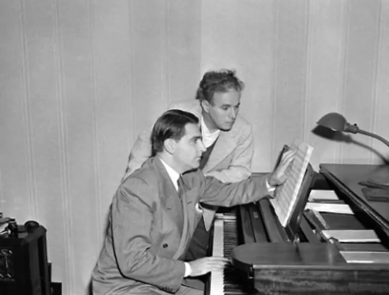 Und-selbst-die-Filmmusik-steuert-Chaplin-in-spaeteren-Filmen-selbst-bei