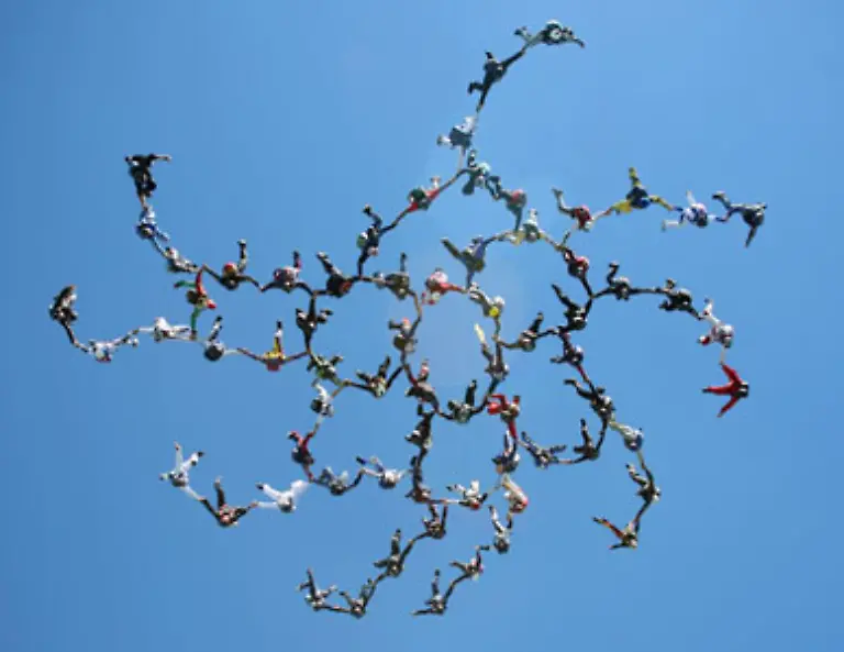 Groesste-Kopfunter-Formation-von-Fallschirmspringern-69-Fallschirmspringer-aus-aller-Welt-taten-sich-am-3-August-2007-ueber-Chicago-Illinois-USA-zur-groessten-Freeflying-Kopfunter-Formation-zusammen