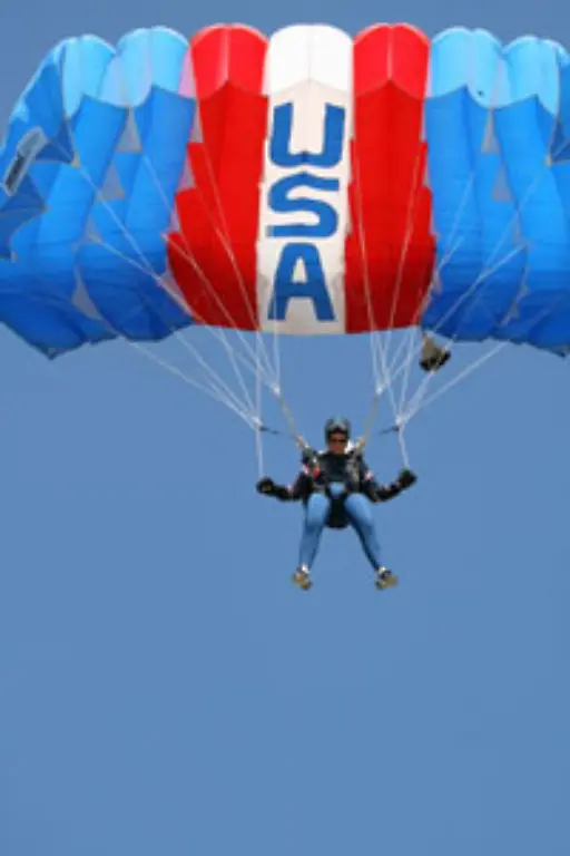 Meiste-Fallschirmabspruenge-Cheryl-Stearns-USA-kam-bis-einschliesslich-2007-auf-insgesamt-16-000-Fallschirmspruenge-mehr-als-jede-andere-Frau-Rekordhalter-bei-den-Maennern-ist-Don-Kellner-USA-der-es-von-1961-bis-2003-auf-34-000-Abspruenge-im-freien-Fall-brachte