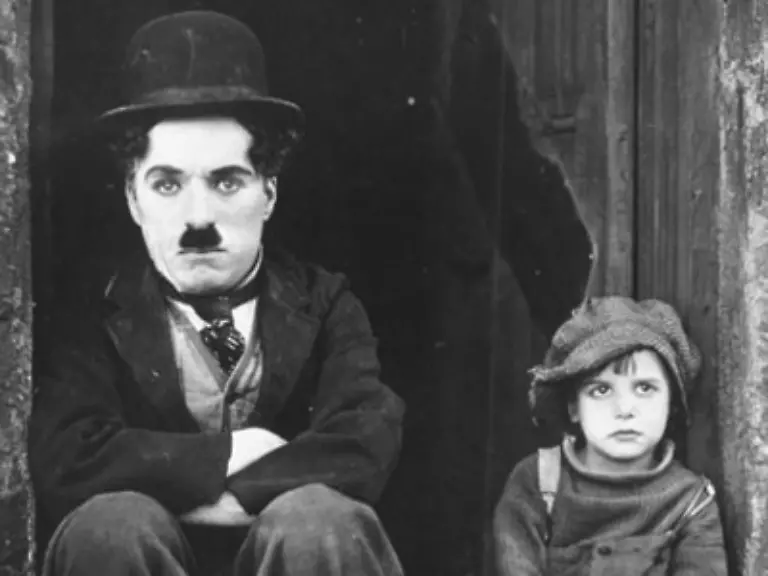 Damit-erhaelt-er-endlich-seine-volle-kuenstlerische-Freiheit-und-dreht-nach-unzaehligen-Kurzfilmen-den-ersten-abendfuellenden-Streifen-The-Kid-der-autobiographische-Zuege-traegt