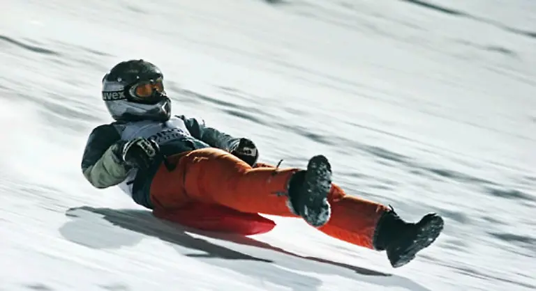 Schnellste-Fahrt-mit-dem-Zipflbob-Im-Februar-2008-erreichte-Markus-Schweiger-Oesterreich-auf-dem-Landehuegel-der-grossen-Skisprungschanze-in-der-Erdinger-Arena-in-Oberstdorf-eine-Geschwindigkeit-von-135-34-km-h-auf-einem-Zipflbob