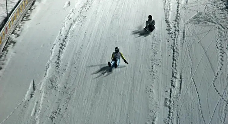 Mit-dieser-Leistung-setzte-er-sich-gegen-ein-Wettbewerbsfeld-von-80-Teilnehmern-durch-und-gewann-das-Zipflbob-Rennen