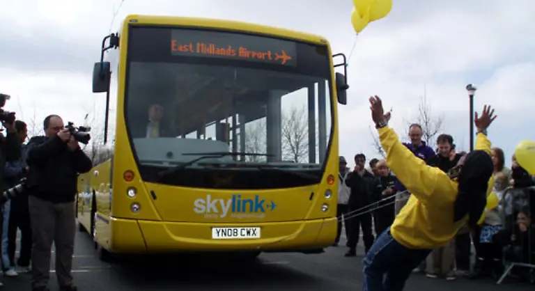 Mit-den-Ohren-gezogener-Bus-Im-Maerz-2008-zog-Manjit-Singh-einen-Bus-mit-an-seinen-Ohren-befestigten-Kabeln-ueber-die-beachtliche-Distanz-von-6-1-Meter