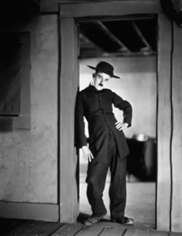 Der-Tramp-wandelt-sich-in-The-Kid-von-der-Slapstick-Figur-zum-mitfuehlenden-Vater-Damit-erweitert-Chaplin-den-Charakter-der-Figur-und-ebnet-den-Weg-fuer-die-spaeteren-Meisterwerke