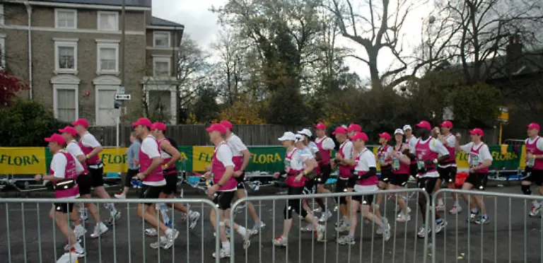 Meiste-miteinander-verbundene-Laeufer-Eine-Gruppe-von-24-Beamten-der-Metropolitan-Police-lief-im-April-2008-den-Flora-London-Marathon-und-war-dabei-untereinander-durch-Plastikketten-verbunden-die-mit-Klebeband-an-den-einzelnen-Laeufern-befestigt-waren