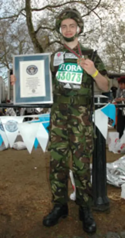 Schnellster-Marathonlauf-in-Militaeruniform-Myles-Morson-GB-schaffte-den-Flora-London-Marathon-2008-in-einer-Militaeruniform-in-5-Stunden-11-Minuten-42-Sekunden