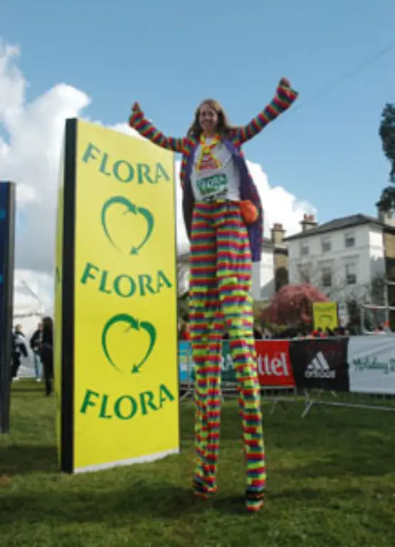 Schnellster-Marathonlauf-auf-Stelzen-Michelle-Frost-GB-legte-den-gesamten-Flora-London-Marathon-2008-auf-Stelzen-zurueck-Fuer-die-42-195-km-benoetigte-sie-8-Stunden-25-Minuten