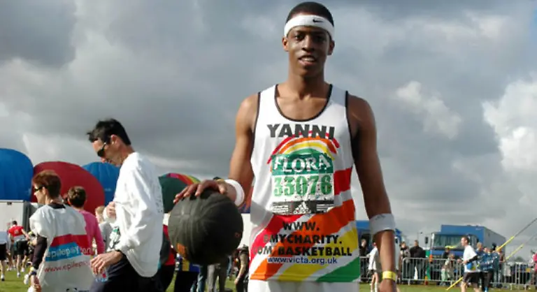 Schnellster-Marathonlauf-mit-einem-Basketball-Jean-Yves-Kanyamibwa-GB-dribbelte-beim-Flora-London-Marathon-2008-einen-Basketball-ueber-die-gesamte-Strecke-und-kam-nach-4-Stunden-30-Minuten-29-Sekunden-zwar-immer-noch-zu-keinem-Korberfolg-aber-ins-Ziel