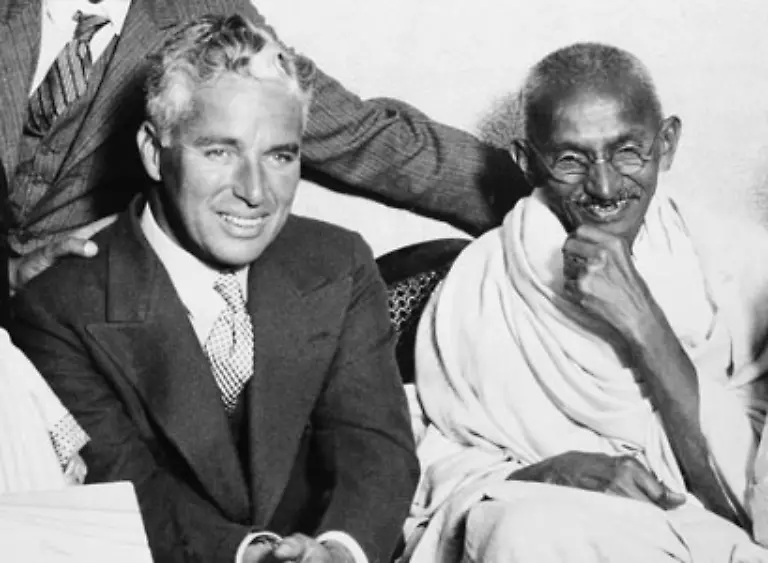 Inspiriert-durch-einen-Besuch-bei-Mahatma-Gandhi-1931-und-die-Weltwirtschaftskrise-setzt-sich-Chaplin-in-den-folgenden-Jahren-mit-der-sozialen-und-politischen-Realitaet-der-30er-und-40er-Jahre-auseinander
