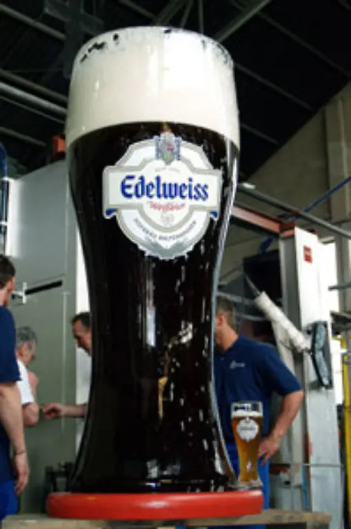 Groesstes-Bierglas-Das-groesste-Bierglas-fasst-105-Liter-und-wurde-im-April-2008-von-fuenf-Glasblaesern-der-Glashuette-Oberglas-in-Baernbach-Oesterreich-mundgeblasen
