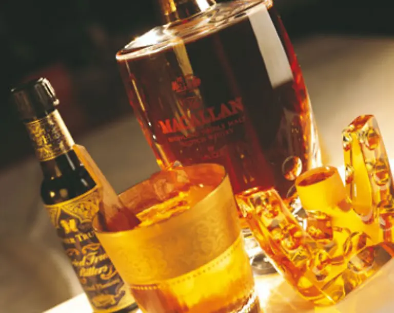 Teuerster-Cocktail-Die-Skyview-Bar-in-Dubai-bietet-einen-Cocktail-namens-27321-zum-Preis-von-4690-Euro-an-Er-besteht-aus-55-Jahre-altem-Scotch-Whisky-Eis-aus-dem-schottischen-Wasser-der-Macallan-Destillerie-einem-Tropfen-Dried-Fruit-Bitter-und-Maracujazucker