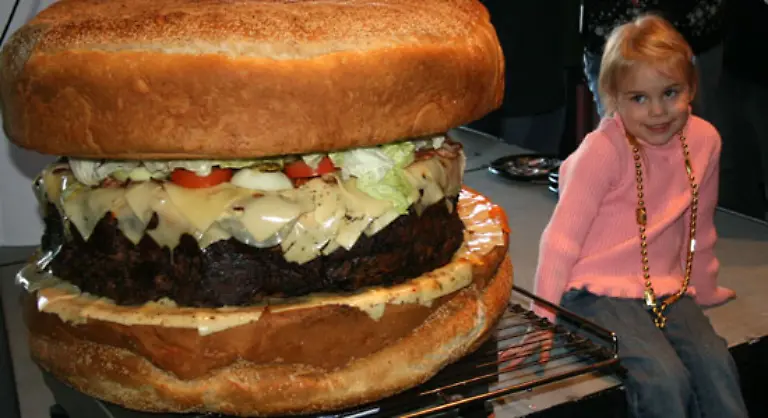 Groesster-Burger-Kolossale-60-78-kg-wiegt-der-groesste-im-Handel-erhaeltliche-Burger-Er-ist-seit-Februar-2008-in-Mallies-Sports-Grill-Bar-in-Michigan-USA-erhaeltlich-benoetigt-eine-Vorbereitungszeit-von-12-Stunden-und-kostet-206-50-Euro