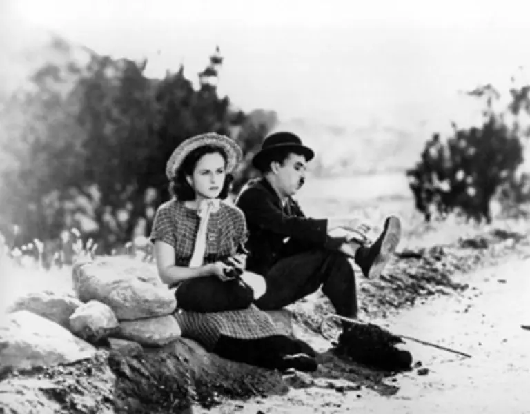 Den-Kampf-gegen-die-Uebermacht-aus-Maschinen-und-Uniformitaet-in-der-modernen-kapitalistischen-Welt-kann-der-Tramp-nur-mit-Hilfe-der-Liebe-gewinnen