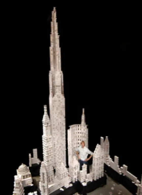 Groesstes-Kartenschloss-Im-Dezember-2004-stellte-Bryan-Berg-USA-eine-Kopie-des-Walt-Disney-Schlosses-nur-aus-Spielkarten-fertig-Fuer-das-4-22-m-hohe-3-6-m-breite-und-2-61-m-tiefe-Schloss-in-Walt-Disney-World-in-Orlando-Florida-USA-benoetigte-er-162-000-Karten