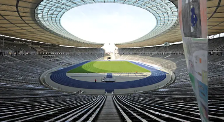 als-37-km-lange-Bilderschlange-im-traditionsreichen-Berliner-Olympiastadion-praesentiert-und-bedeckten-75-000-Sitzplaetze
