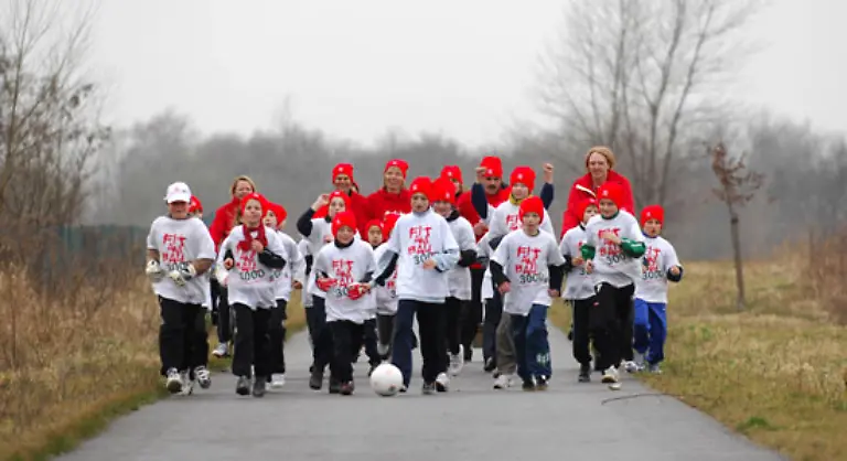 Laengste-Fussball-Dribbelstrecke-Die-laengste-Strecke-ueber-die-ein-Fussball-in-einer-Staffel-gedribbelt-wurde-betraegt-3067-8-km-Diese-Leistung-erreichte-ein-Team-aus-10-000-deutschen-oesterreichischen-und-Schweizer-Schuelern