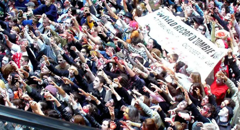 Groesste-Zombie-Veranstaltung-Im-Oktober-2006-erschraken-arglose-Kunden-in-der-Monroeville-Mall-im-US-Bundesstaat-Pennsylvania-zu-Tode-als-die-Rekordversammlung-von-894-verkleideten-Zombies-durch-das-Einkaufszentrum-zog