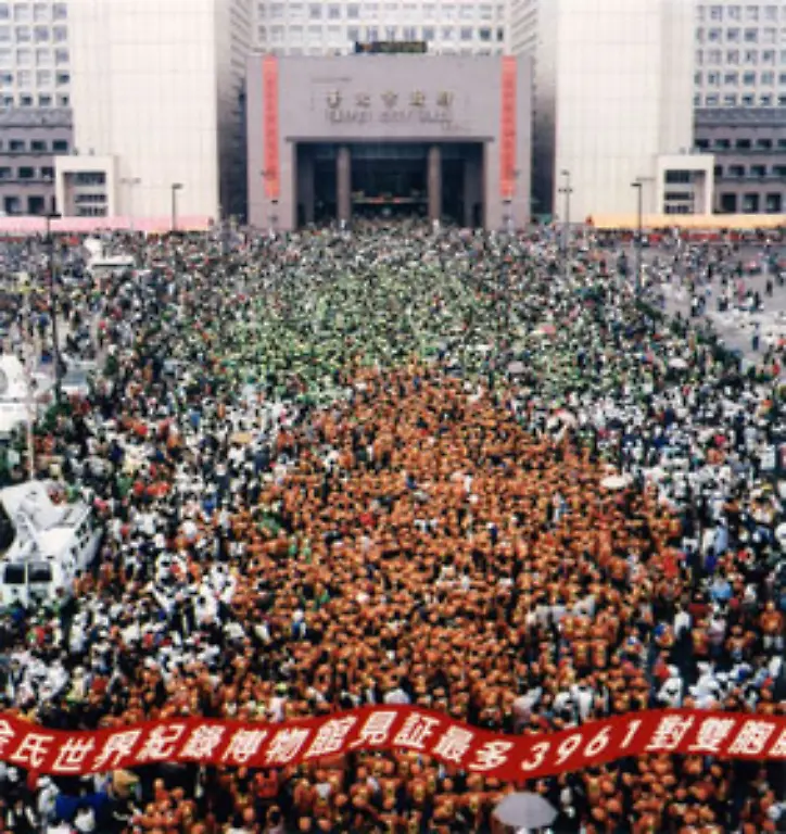 Groesste-Zwillings-Versammlung-Im-November-1999-versammelten-sich-vor-dem-Rathaus-von-Taipeh-3961-Zwillingspaare