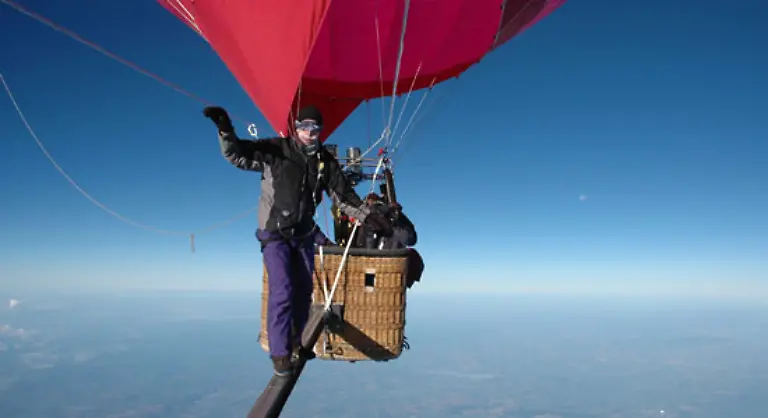 Hoechster-Spaziergang-zwischen-Heissluftballons-Anfang-September-2004-balancierte-Mike-Howard-GB-in-6522-m-Hoehe-auf-einem-Balken-zwischen-zwei-Heissluftballons