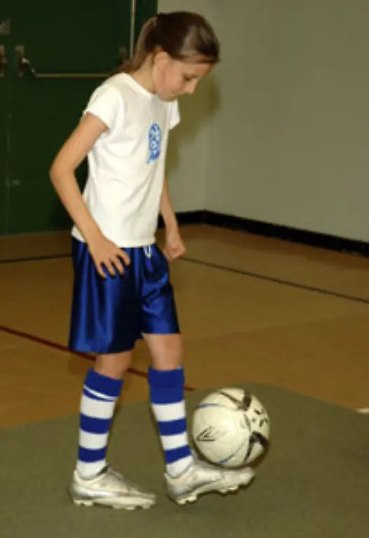 Meiste-Ballberuehrungen-in-30-Sekunden-Chloe-Hegland-Kanada-kam-beim-Jonglieren-eines-Fussballs-im-Dezember-2006-auf-155-Ballkontakte-in-30-Sekunden