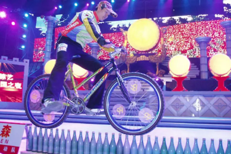 Schnellste-10-m-auf-Glasflaschen-mit-dem-Rad-Wang-Jianguang-China-legte-mit-seinem-Fahrrad-auf-Glasflaschen-eine-Strecke-von-10-m-in-29-Sekunden-zurueck-Dies-gelang-ihm-auf-einem-handelsueblichen-Fahrrad-ohne-besondere-Ausruestung
