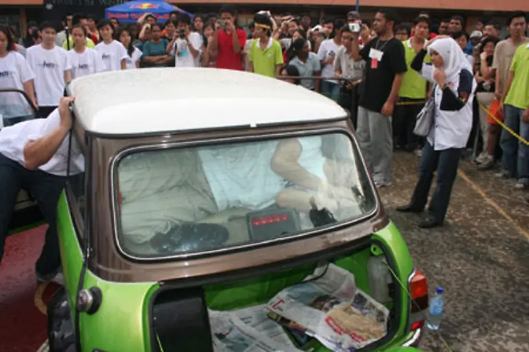 Meiste-Leute-in-einem-Mini-Insgesamt-21-Studenten-des-INTI-College-Subang-Jaya-in-Selangor-Malediven-quetschten-sich-im-Juni-2006-in-einen-Mini-alten-Stils-Der-Rekord-fuer-die-meisten-in-einen-modernen-Mini-gequetschten-Leute-liegt-bei-22