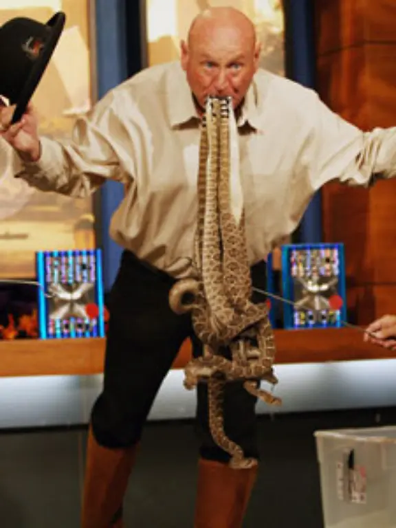 Meiste-Klapperschlangen-im-Mund-Jackie-Bibby-USA-hielt-im-November-2006-in-New-York-City-mit-seinem-Mund-10-Sekunden-lang-ohne-fremde-Hilfe-10-lebendige-Klapperschlangen-am-Schwanz