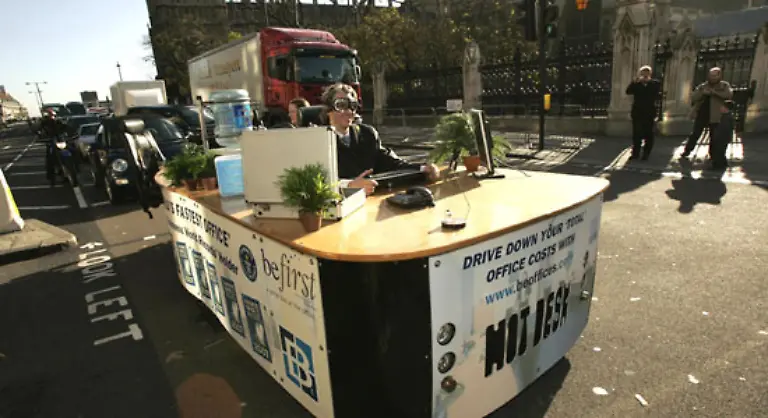 Schnellstes-Buero-Das-schnellste-Buero-ist-ein-fuer-den-Verkehr-zugelassener-Schreibtisch-der-eine-Hoechstgeschwindigkeit-von-140-km-h-erreicht