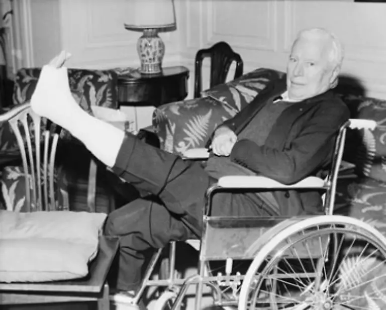 1952-schliesslich-wird-Chaplin-der-nach-wie-vor-die-britische-Staatsbuergerschaft-inne-hat-nach-einer-Europatour-die-Wiedereinreise-in-die-USA-verweigert