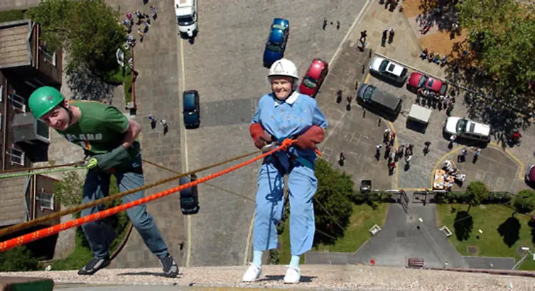 Aeltester-Mensch-der-sich-abseilt-Als-Doris-Long-GB-sich-am-10-Juni-2006-vom-Dach-des-60-m-hohen-Millgate-House-am-St-Georges-Square-in-Portsmouth-abseilte-war-sie-92-Jahre-und-24-Tage-alt