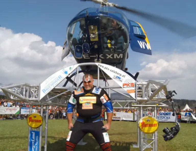 Groesstes-mit-den-Schultern-getragenes-Gewicht-Franz-Muellner-Australien-trug-30-Sekunden-lang-durchschnittlich-550-kg-auf-seinen-Schultern-als-ein-Hubschrauber-auf-einem-Spezialgestell-landete-das-er-zum-Teil-mit-dem-Ruecken-stuetzte