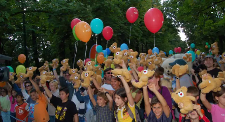 Laengste-menschliche-Teddybaer-Kette-Waehrend-des-Rekordversuchs-der-im-Rahmen-der-Veranstaltung-Vienna-Recordia-stattfand-hielten-sich-431-Menschen-und-430-Teddybaeren-an-Haenden-und-Pfoten