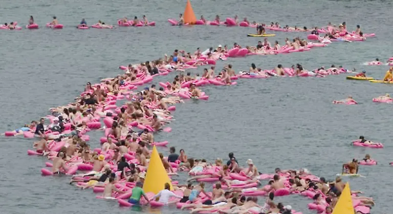 Laengste-Kette-schwimmender-Luftmatratzen-Eine-zusammenhaengende-Kette-aus-863-Luftmatratzen-jede-mit-einem-Teilnehmer-an-Bord-wurde-am-26-Januar-2006-als-Teil-des-Coogee-Art-Festivals-am-Coogee-Beach-Sydney-AUS-gebildet