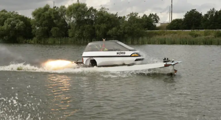 Meiste-Umbauten-eines-Fahrzeugs-Ein-Ellert-ein-dreiraedriges-Auto-fuer-Behinderte-wurde-erfolgreich-in-ein-hochfrisiertes-Auto-ein-Tragflaechenboot-mit-Raketenantrieb-und-schliesslich-am-8-September-2006-in-ein-flugtuechtiges-Flugzeug-umgebaut