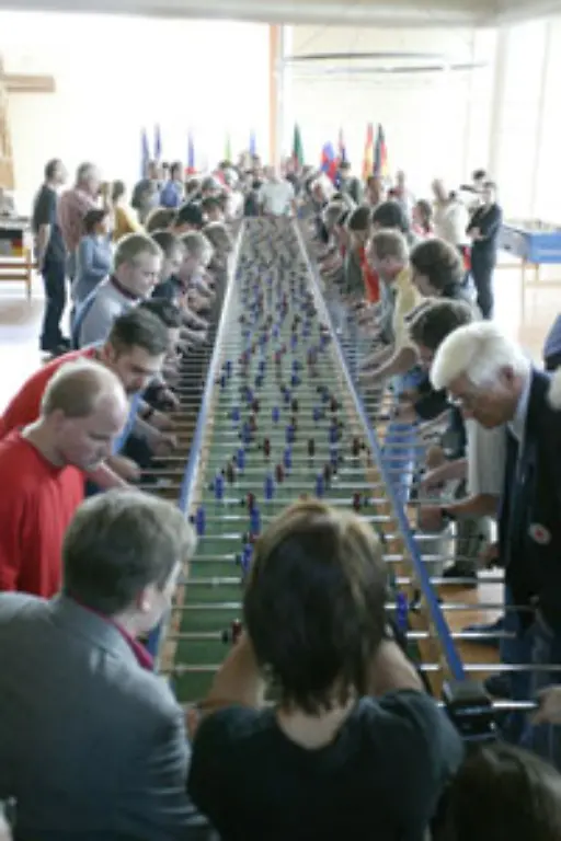 Laengster-Kickertisch-Arbeiter-der-Behindertenwerkstatt-des-Ordens-der-Barmherzigen-Brueder-in-Gremsdorf-Deutschland-haben-den-laengsten-Tischkicker-der-Welt-gebaut-Er-ist-12-26-m-lang-hat-80-Stangen-und-fuer-40-Spieler-ausgeruestet