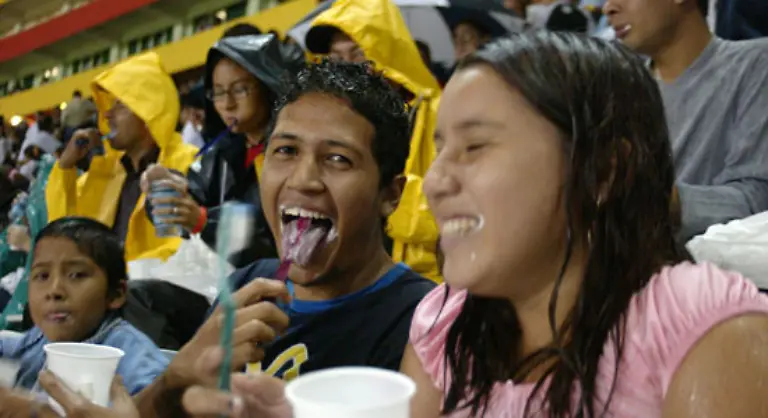 Groesstes-gleichzeitiges-Zaehneputzen-33-628-Menschen-fanden-sich-im-Juni-2006-zum-Aquafresh-Minty-Mouth-Challenge-an-ueber-1000-Orten-in-Grossbritannien-und-anderen-Laendern-ein