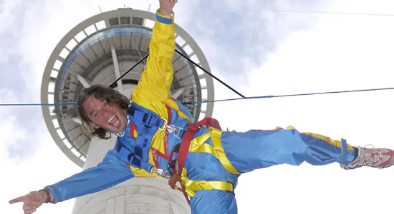 Hoechster-gewerblicher-Bungee-Sprung-Die-hoechste-gewerbliche-Bungee-Sprung-Anlage-ist-der-Sky-Jump-Der-Absprung-erfolgt-vom-61-Stock-des-Macau-Towers-aus-auf-einer-Hoehe-von-233-m-Jeder-Sprung-dauert-17-bis-20-Sekunden