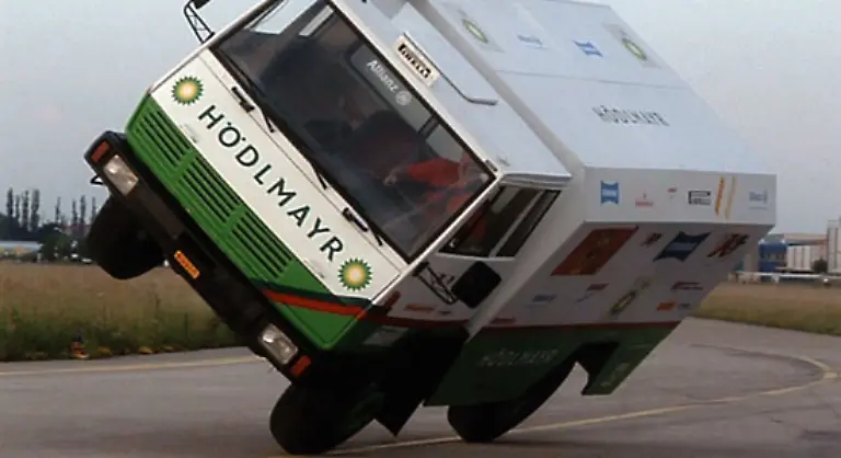 Weiteste-LKW-Fahrt-auf-zwei-Raedern-Johann-Redl-Australien-fuhr-im-Juni-2004-einen-7-42-t-schweren-Lastwagen-auf-nur-zwei-Raedern-16-4-km-weit-Fuer-alle-Rekordversuche-die-einen-Eintrag