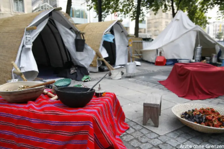 In-dem-Fluechtlingslager-zum-Anfassen-werden-typische-Unterkuenfte-Latrinen