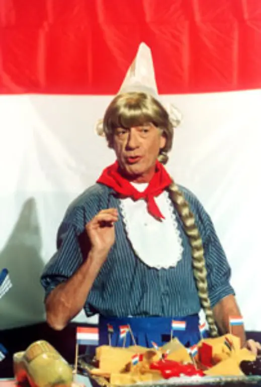 Sie-hat-ihren-Platz-direkt-neben-Herrn-Kaiser-von-der-Versicherung-Hamburg-Mannheimer-Frau-Antje-aus-dem-Kaesereich-Holland-Rudi-Carell-als-Frau-Antje-in-einem-TV-Sketch