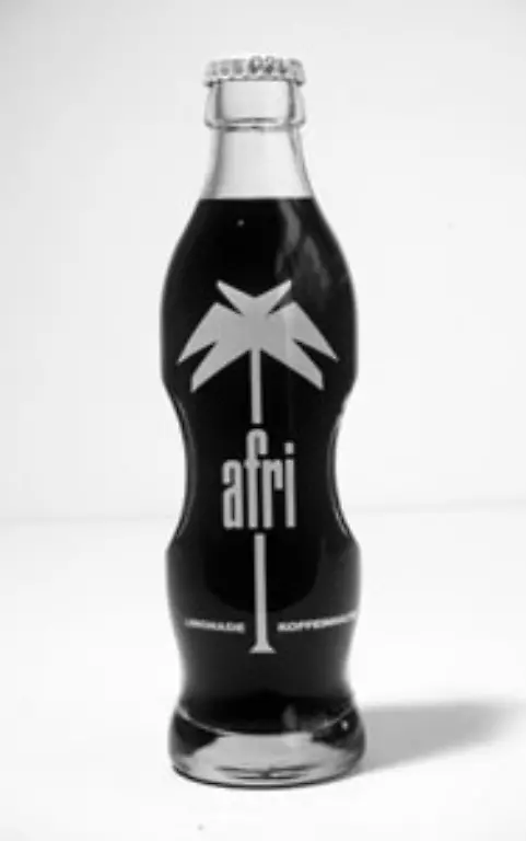 Die-sexuelle-Befreiung-und-die-Hippiezeit-fanden-ihr-Echo-1968-schwebten-Nonnen-im-Afri-Cola-Rausch-Das-Fa-Maedchen-duschte-in-den-70ern-oben-ohne-der-Deostift-wurde-geteilt-Mein-Bac-dein-Bac-Bac-ist-fuer-uns-alle-da