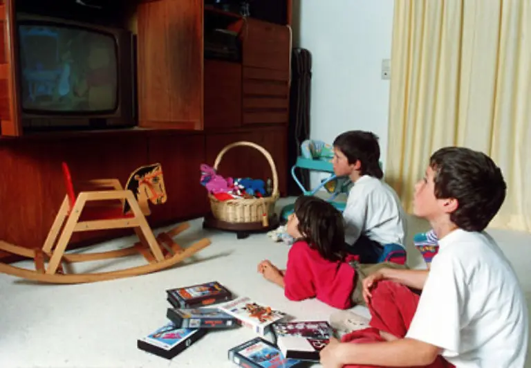 Reklamebloecke-waren-in-den-70ern-und-80ern-fuer-die-von-Florian-Illies-beschriebene-Generation-Golf-genauso-interessant-wie-Rudi-Carrell-Kinder-spielten-beim-Warten-auf-die-Vorabendserie-Werberaten-es-gewann-derjenige-der-am-schnellsten-die-Produkte-erkannte