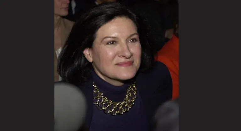 Paloma-Picasso-hat-sich-vor-allem-mit-ihren-Schmuckentwuerfen-und-ihrer-Kosmetikserie-einen-Namen-gemacht-wobei-im-Parfum-Minotaure-Erinnerungen-an-die-Kunst-ihres-Vaters-anklingen